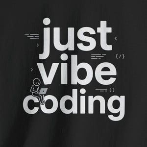 Könnte beinhalten: Schwarzes T-Shirt mit dem weißen Text "just vibe coding". Der Text enthält eine Strichmännchen-Figur, die mit einem Laptop sitzt. Das T-Shirt hat einen Rundhalsausschnitt.