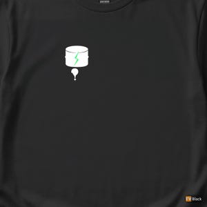 Op de afbeelding: Zwart t-shirt met een witte afbeelding van een cilinder met een groene bliksemschicht en een wit vraagteken eronder. Het shirt is gemaakt van zwaar katoen.