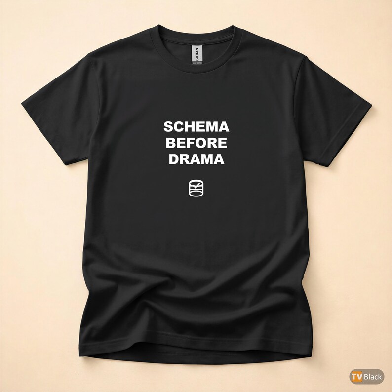 Koszulka „Schemat przed dramatem” / Koszulka programisty SQL / Koszulka programisty baz danych / Prezent dla inżyniera danych / Odzież z humorem SQL zdjęcie 3