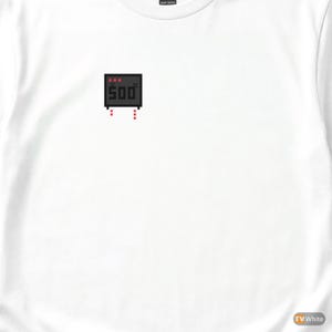 Op de afbeelding: Wit shirt met lange mouwen en een kleine pixelafbeelding op de borst. De afbeelding is een zwarte rechthoek met het witte nummer "500" en rode stippen erboven en eronder. Het shirt is gemaakt van een zacht, comfortabel materiaal.