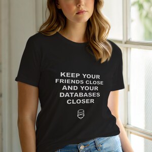 Koszulka „Trzymaj swoich przyjaciół blisko bazy danych” / Koszulka dla programisty SQL / Koszulka dla nerda baz danych / Prezent dla inżyniera danych / Odzież z humorem SQL