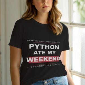 Puede incluir: Camiseta negra con texto blanco: "WARNING: SIDE EFFECTS INCLUDE PYTHON ATE MY WEEKEND - ONE SCRIPT TOO MANY". La palabra "WEEKEND" está en un rectángulo rojo. La fuente es negrita y sans-serif.