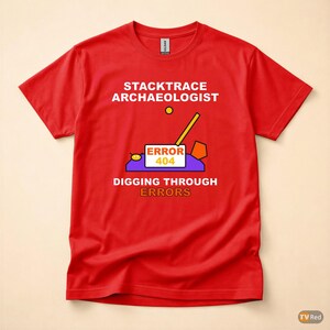 Op de afbeelding: Een rood t-shirt met de tekst "STACKTRACE ARCHAEOLOGIST" boven een afbeelding van een graafwerktuig en de woorden "ERROR 404" en "DIGGING THROUGH ERRORS". Het shirt is gemaakt van een zacht materiaal.