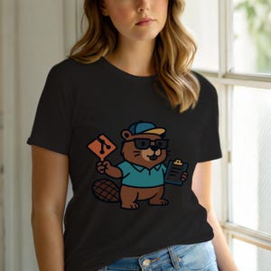 Könnte beinhalten: Schwarzes T-Shirt mit einem Cartoon-Biber, der eine Sonnenbrille, eine blaue Kappe und ein türkisfarbenes Poloshirt trägt. Der Biber hält ein oranges Schild und einen Klemmblock. Der Biber ist braun mit einem hellbraunen Bauch und einem dunkelbraunen Schwanz.