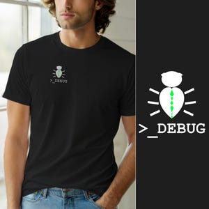 Könnte beinhalten: Ein schwarzes T-Shirt mit kurzen Ärmeln und einer kleinen weißen Grafik auf der linken Brust. Die Grafik zeigt eine stilisierte Insektenform mit einer leuchtend grünen, segmentierten Wirbelsäule und dem Text >_DEBUG in weißen Großbuchstaben.