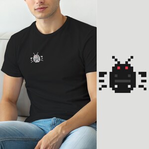 Może przedstawiać: Czarny t-shirt z krótkim rękawem z małą grafiką pixel art na lewej piersi. Grafika przedstawia stylizowanego czarnego owada z dwoma czerwonymi oczami, czułkami i segmentowanymi odnóżami, wykonanego w prostym, blokowym stylu cyfrowym.