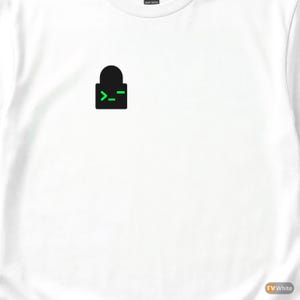 Peut inclure: T-shirt blanc avec un motif noir et vert d'un cadenas avec une invite de terminal. Le motif est situé sur le haut du côté gauche de la poitrine. Le t-shirt est en coton épais.