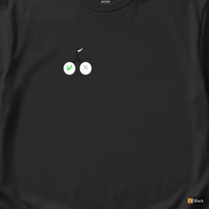 Puede incluir: Camiseta negra con un diseño minimalista de dos círculos, uno con una marca de verificación verde y otro con una X blanca. El diseño es simple y moderno, adecuado para ropa casual.