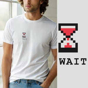 Op de afbeelding: Een wit T-shirt met korte mouwen en een ronde hals, voorzien van een kleine pixel art afbeelding van een rood-zwarte zandloper op de linkerborst. Onder het zandlopericoon staat het woord WAIT in een vet, zwart, schreefloos typemachinelettertype.