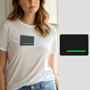 Puede incluir: Una camiseta blanca de manga corta con un gráfico rectangular de color gris oscuro en el pecho. El gráfico contiene una única línea horizontal de color verde brillante situada cerca del borde inferior del rectángulo gris oscuro.