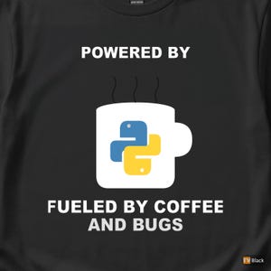Camiseta "Powered By Python" / Camiseta para Desenvolvedor/Programador / Camiseta com Humor sobre Café e Programação imagem 2