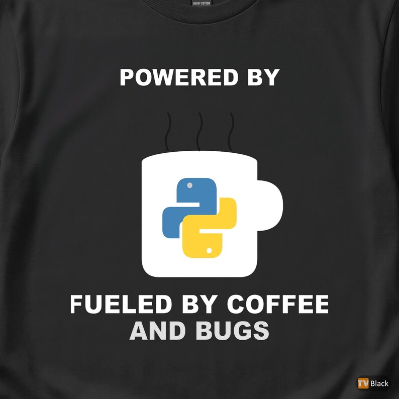 Camiseta "Powered By Python" / Camiseta para Desenvolvedor/Programador / Camiseta com Humor sobre Café e Programação imagem 2