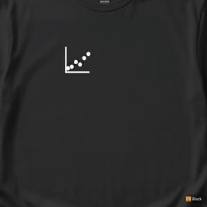 Puede incluir: Camiseta negra con un gráfico blanco de un gráfico lineal. El gráfico muestra una serie de puntos blancos que ascienden diagonalmente. La camiseta es de algodón pesado.