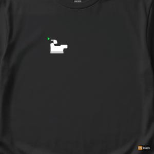 Puede incluir: Camiseta negra con un gráfico blanco de una cámara de televisión y un triángulo verde. Hecha de algodón grueso.