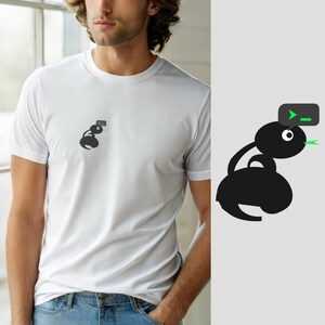 Pode incluir: Uma t-shirt branca de manga curta com um pequeno gráfico preto no peito esquerdo. O gráfico retrata uma formiga preta estilizada com um olho branco, uma língua verde e um balão de fala cinzento-escuro com um símbolo de terminal verde.