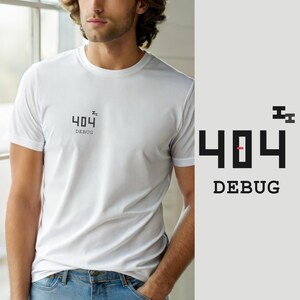 Può includere: Una t-shirt bianca a maniche corte con una grafica nera sul petto. La grafica mostra il numero 404 con una piccola linea orizzontale rossa all'interno dello zero, accompagnata dalla parola DEBUG in un carattere grassetto senza grazie.