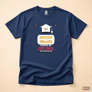 Op de afbeelding: Marineblauw t-shirt met een grafisch ontwerp met een afstudeerhoed en een computerscherm. De tekst luidt "CLASS OF COPY PASTE" en "STACK OVERFLOW GRAD". Het ontwerp is in wit, oranje en beige.