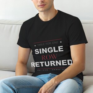 Camiseta con estampado de mesa para uno / Desarrollador SQL / Programador de bases de datos / Humor sobre programación