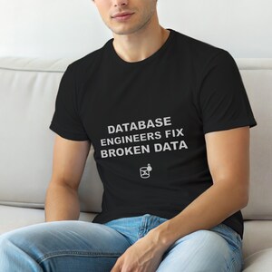 Inżynierowie baz danych naprawiają uszkodzone dane / Koszulka dla programisty SQL / Prezent dla inżyniera danych / Koszulka dla nerda baz danych / Koszulka dla programisty back-end