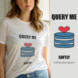 Peut inclure: Un t-shirt blanc avec le texte QUERY ME en noir, un graphique d'une icône de base de données bleue à trois couches surmontée d'un cœur rouge, et le mot SOFTLY en noir sous l'icône. Le motif est centré sur le devant du vêtement.