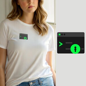 Könnte beinhalten: Ein weißes kurzärmeliges T-Shirt mit einer kleinen Grafik auf der linken Brust. Die Grafik zeigt ein dunkelgraues rechteckiges Computer-Terminalfenster mit einem hellgrünen Eingabeaufforderungssymbol und einem grünen kreisförmigen Icon mit einer schwarzen Figur.