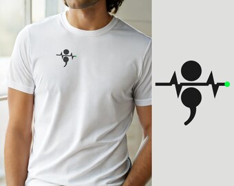 Puede incluir: Una camiseta blanca de manga corta con un pequeño gráfico negro en el pecho izquierdo. El diseño consiste en una línea de latido horizontal que cruza un círculo negro y un punto y coma negro, terminando con un pequeño punto verde brillante.