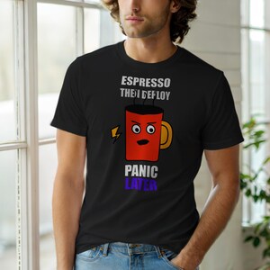 Espresso, sedan driftsätta / Utvecklarkaffe / DevOps-programmerare / Kodare Humor Tee