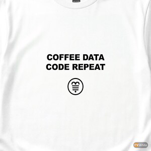 Koszulka Coffee Data Code Repeat / Koszulka programisty SQL / Koszulka programisty baz danych / Prezent dla inżyniera danych / Odzież z humorem SQL