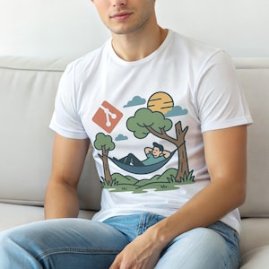 Könnte beinhalten: Weißes T-Shirt mit einer Cartoon-Illustration einer Person, die in einer Hängematte unter einem Baum entspannt, mit Sonne, Wolken und einem Git-Symbol. Das Design ist in Grün-, Blau-, Orange- und Brauntönen gehalten.