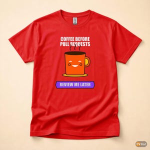 Puede incluir: Camiseta roja con el texto "COFFEE BEFORE PULL REQUESTS" sobre un dibujo de una taza de café naranja sonriente. Debajo, una pancarta morada con la inscripción "REVIEW ME LATER".