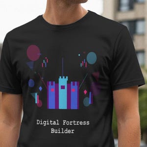 Op de afbeelding: Zwart t-shirt met een geometrisch kasteelontwerp in blauw en paars, met rode en blauwe accenten. De tekst "Digital Fortress Builder" staat eronder gedrukt. Het shirt heeft korte mouwen.
