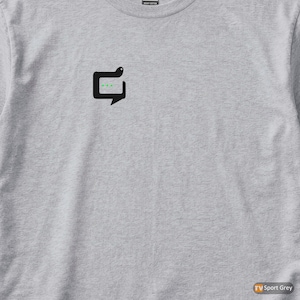 Peut inclure: T-shirt gris clair avec un motif noir et vert sur le devant. Le motif est une bulle de dialogue stylisée avec une tête de serpent et trois points verts à l'intérieur. Le t-shirt est en coton épais.