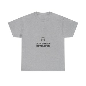 Développeur axé sur les données / T-shirt humoristique pour programmeur / Cadeau pour codeur / Cadeau pour ingénieur logiciel / T-shirt humoristique sur le codage image 2