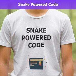 Könnte beinhalten: Weißes T-Shirt mit dem Text "SNAKE POWERED CODE" in Schwarz und einer Grafik einer Kreditkarte. Das Shirt hat kurze Ärmel. Ein lila Banner oben zeigt "Snake Powered Code".