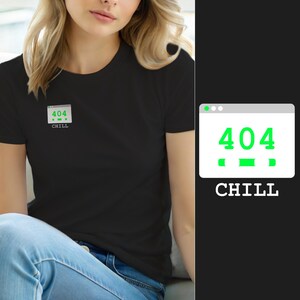 Op de afbeelding: Een zwart T-shirt met korte mouwen en een kleine afbeelding op de linkerborst. De afbeelding toont een wit browservenster met de groene tekst 404 en het woord CHILL in witte hoofdletters direct onder het venster.