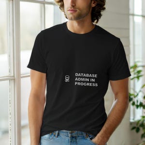 Datenbankadministrator in Ausbildung / SQL-Entwickler-Shirt / T-Shirt für Datenbankprogrammierer / Geschenk für Dateningenieure / Kleidung mit SQL-Humor