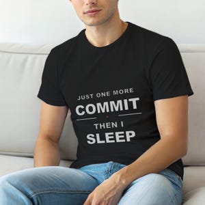 Un altro commit / Maglietta da sviluppatore / Umorismo Git per programmatori / Abbigliamento per coder immagine 1