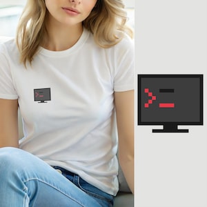 Può includere: Una t-shirt bianca a maniche corte con una piccola grafica sul petto. La grafica raffigura un monitor per computer grigio scuro con uno schermo nero che mostra un simbolo di riga di comando rosso pixelato e un cursore orizzontale rosso.