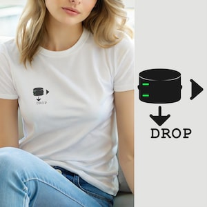 Peut inclure: Un t-shirt blanc à manches courtes avec un petit motif noir sur la poitrine gauche. Le motif représente un objet cylindrique avec deux lignes horizontales vertes, une flèche noire pointant vers la droite et une flèche vers le bas au-dessus du mot DROP.