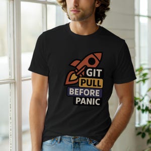 Git Pull Before Panic / Camiseta de programador Git / Camiseta de control de versiones / Camiseta Git Commit / Regalo para desarrolladores DevOps imagen 3