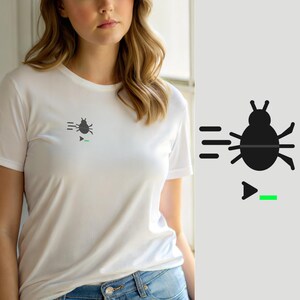 Może przedstawiać: Biały t-shirt z krótkim rękawem z małą czarną grafiką na piersi. Grafika przedstawia stylizowanego żuka z poziomymi liniami ruchu po lewej stronie, czarną ikoną przycisku odtwarzania poniżej oraz małym, jasnym zielonym prostokątem.