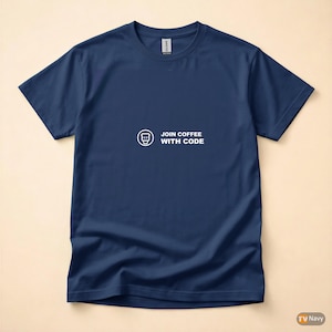 Op de afbeelding: Marineblauwe t-shirt met de witte tekst "JOIN COFFEE WITH CODE". Het ontwerp bevat een wit koffiekopje-pictogram. Het shirt is gemaakt van een zacht materiaal.