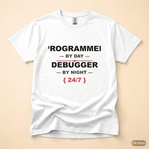 以下が含まれることがあります： 黒と赤で「PROGRAMMEI BY DAY - DEBUGGER BY NIGHT - {24/7}」と書かれた白いTシャツ。柔らかい素材でできており、クルーネックです。