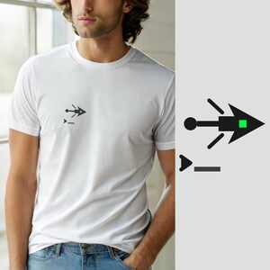 Può includere: Una t-shirt bianca a maniche corte con una piccola grafica sul petto sinistro. Il design è composto da una freccia grigio scuro rivolta verso destra, accentuata da un piccolo quadrato verde brillante, un cerchio, due linee diagonali e un'icona.