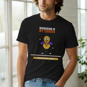 Peut inclure: T-shirt noir avec l'inscription "Debugging is My Cardio" et un dessin d'insecte. L'insecte est jaune, violet et noir. En dessous, le texte "Running from Errors".