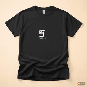 Python-Programmierer / Programmierer / Minimalistisches Hacker-Logo / Coder-T-Shirt Bild 3
