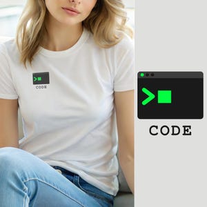 以下が含まれることがあります： 胸元に小さなグラフィックが施された白い半袖Tシャツ。グラフィックには、明るい緑色のコマンドプロンプト記号と四角いカーソルが表示されたダークグレーのコンピュータターミナルウィンドウが描かれており、その下に黒字で「CODE」という文字がプリントされています。