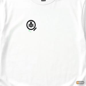 Könnte beinhalten: Weißes T-Shirt mit einer schwarzen Grafik eines Käfers in einem Kreis mit einer Lupe. Das Design beinhaltet grüne Linien und ein kleines schwarzes Rechteck. Das Shirt ist aus schwerer Baumwolle.