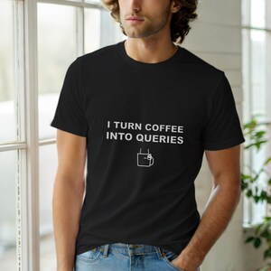 Koszulka „Zamieniam kawę w zapytania” / Koszulka programisty SQL / Koszulka programisty baz danych / Prezent dla inżyniera danych / Odzież z humorem SQL