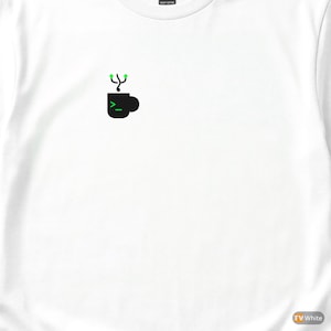 Puede incluir: Camiseta blanca con un pequeño gráfico de una taza de café negra con un símbolo de terminal verde y unos auriculares verdes estilizados encima. La camiseta está hecha de un material blanco suave.